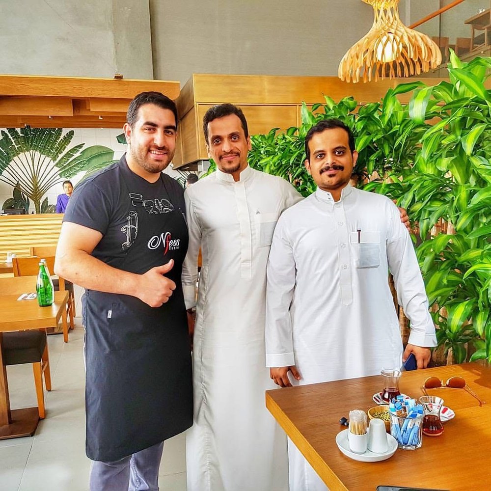 Nfess Cidde ekibi restoran vitrini önünde