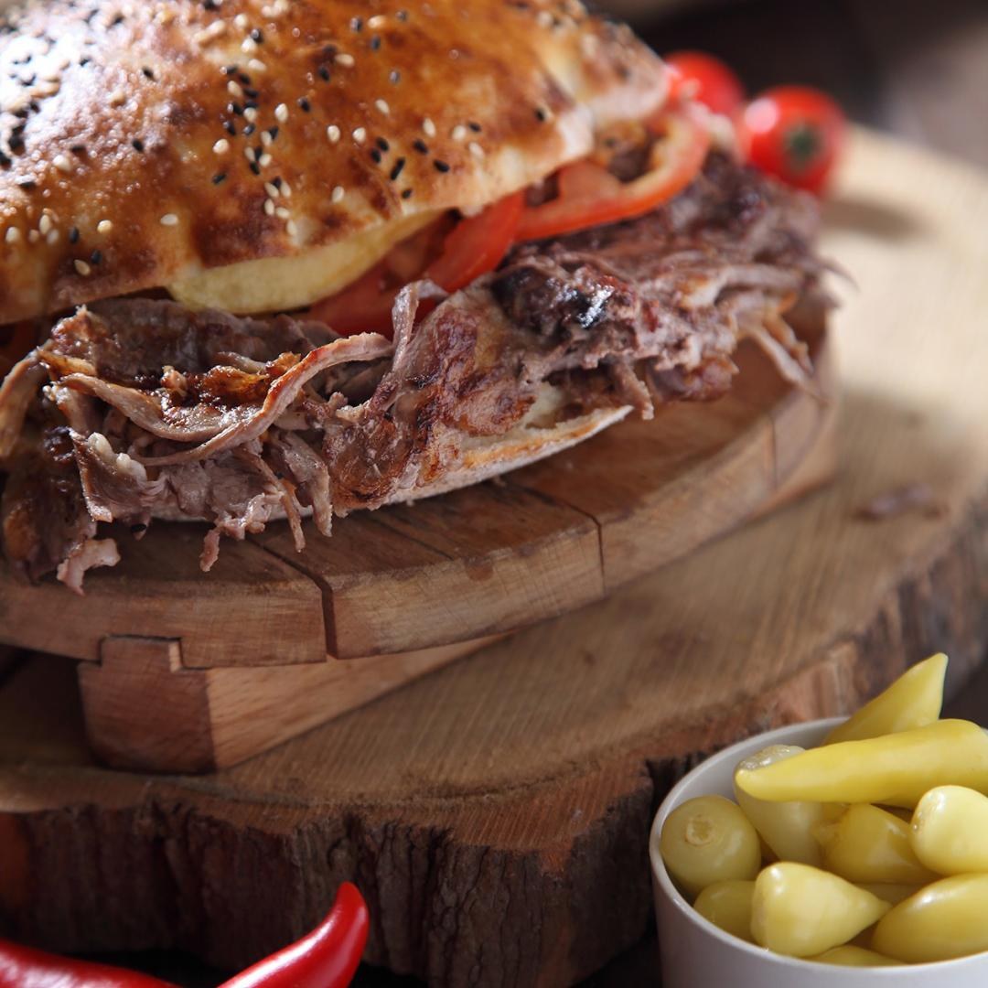Susamlı ekmek arası kavurma döner